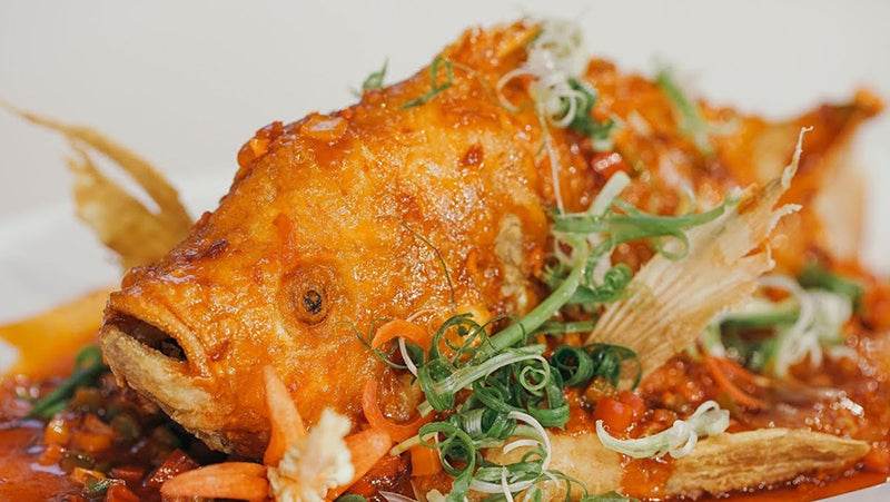 2 façons de préparer du tilapia frit à la sauce hongkongaise et à la sauce aux champignons - Hello Asia