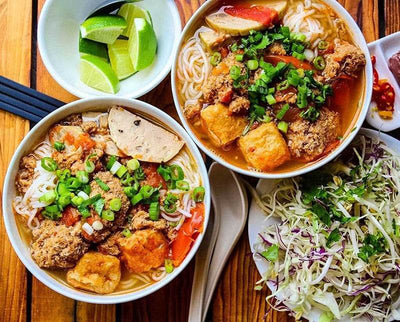 Comment cuisiner le vermicelle au bouillon de crabes avec l'assaisonnement au crabe PorKwan et des nouilles fraîches - Hello Asia