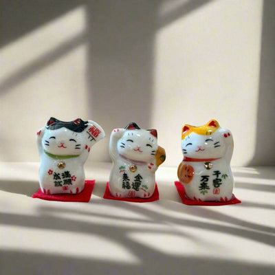 Mini Chats Porte-Bonheur Maneki Neko en Céramique – Lot de 3 pièces - Hello Asia